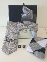 Laden Sie das Bild in den Galerie-Viewer, Silver and Black Paisley
