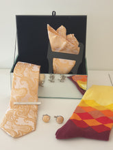 Laden Sie das Bild in den Galerie-Viewer, Cream and Gold Paisley