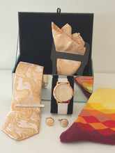 Laden Sie das Bild in den Galerie-Viewer, Cream and Gold Paisley