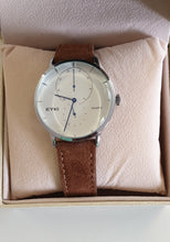 Laden Sie das Bild in den Galerie-Viewer, Red and Chocolate Paisley