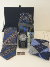 Laden Sie das Bild in den Galerie-Viewer, Black w/Blue Stripe