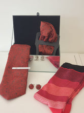 Laden Sie das Bild in den Galerie-Viewer, Red and Chocolate Paisley