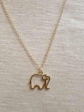 Laden Sie das Bild in den Galerie-Viewer, Gold Elephant Necklace

